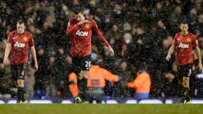 Robin van Persie (tengah) saat MU vs Tottenham