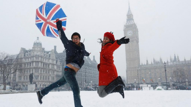 Turis asal Indonesia menikmati cuaca salju di London, Inggris.