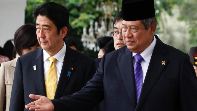 PM Jepang Shinzo Abe (kiri) saat berkunjung ke Jakarta