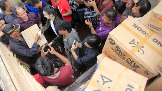 Nia Ramadhani Kunjungi Korban Banjir Penjaringan Jakarta