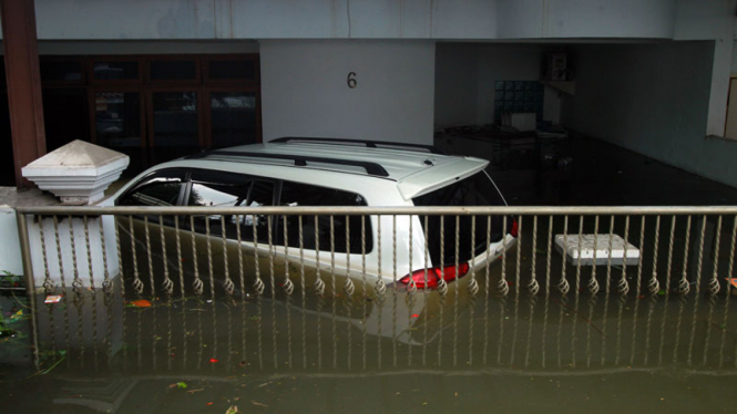 Mobil Terendam Banjir di Pluit