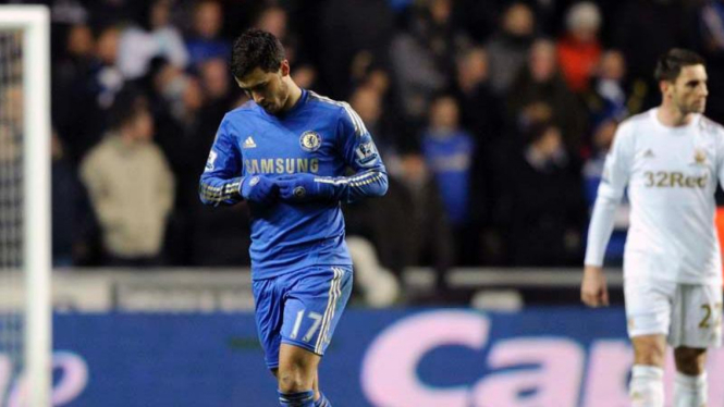 Eden Hazard usai dikartu merah saat Chelsea vs Swansea City di Piala Liga
