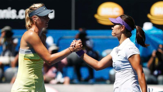 Li Na (kanan) menyingkirkan Maria Sharapova di semifinal Australian Open 2013