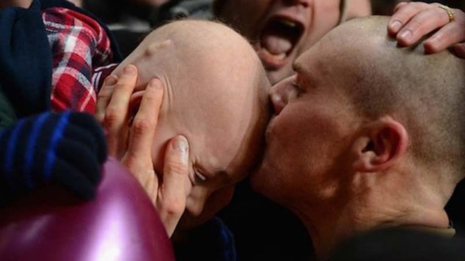 Kapten Bradford City, Gary Jones mencium fans penderita tumor otak