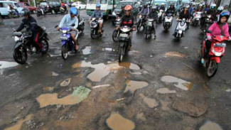 Lagi Ngebut Ada Lubang, Rem atau Gas?