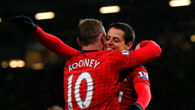 Wayne Rooney (kiri) dan Javier Hernandez