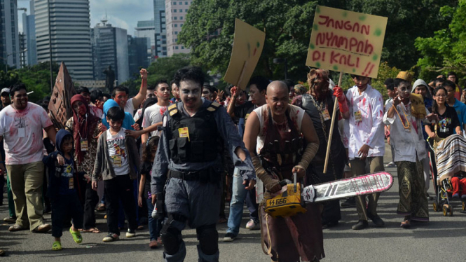 Ilustrasi orang memerankan zombie di Jakarta.