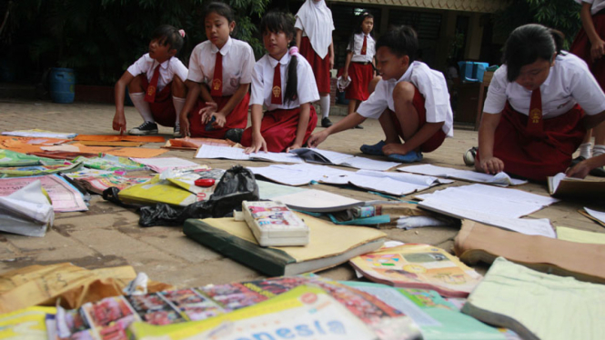 Menjemur Buku dan Perlengkapan Sekolah Pasca Banjir