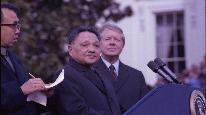 Pemimpin China Deng Xiaoping (tengah) dan Presiden AS Jimmy Carter (paling kanan) pada 1980.