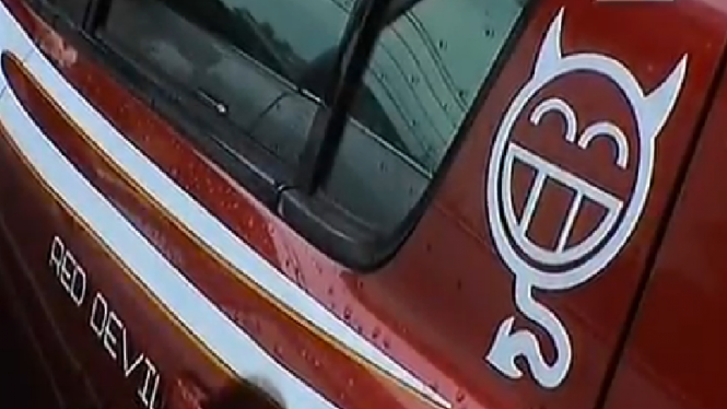 Logo 'red devil' yang terpampang di mobil milik kelompok bandit sadis.