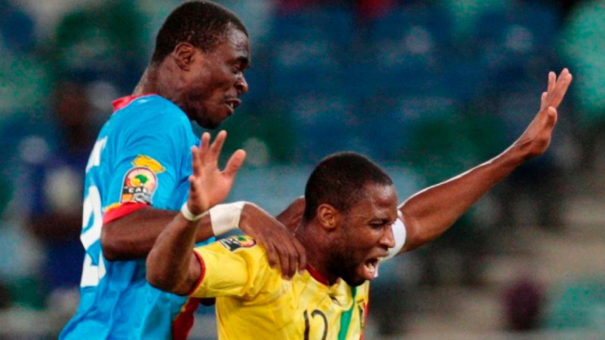 Pemain Mali, Seydou Keita (kanan) berduel dengan pemain Kongo