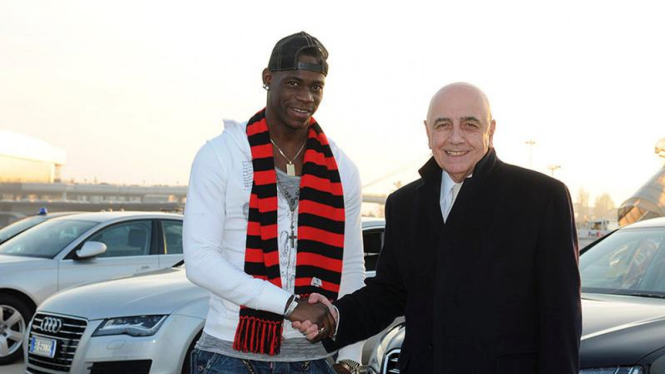 Mario Balotelli (kiri) bersama Wakil Presiden Milan, Adriano Galliani