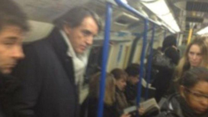 Roberto Mancini naik kereta bawah tanah 