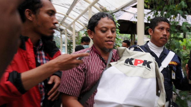 Penyidik KPK mengamankan barang bukti