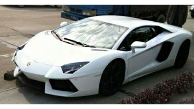 Lamborghini Aventador mengalami kecelakaan di Malaysia