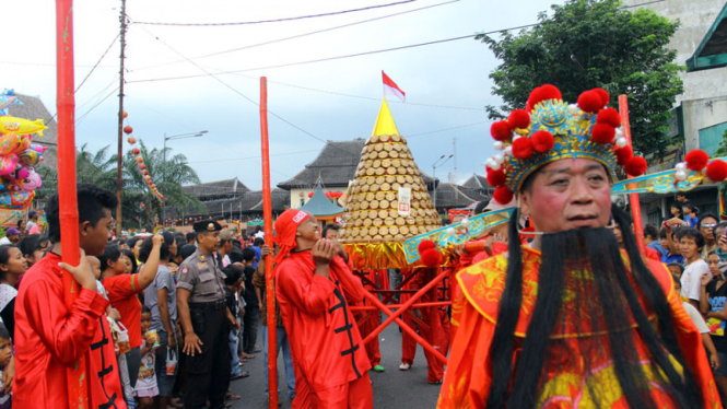 Tak Hanya Soal Barongsai, ini 8 Tradisi Unik Imlek yang Cuma Ada di Indonesia