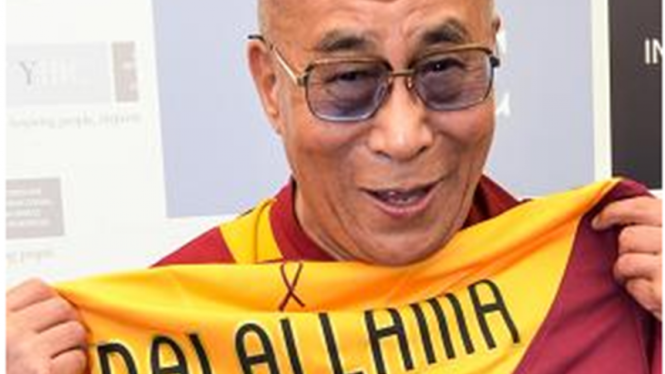 Dalai Lama dengan jersey Bradford City