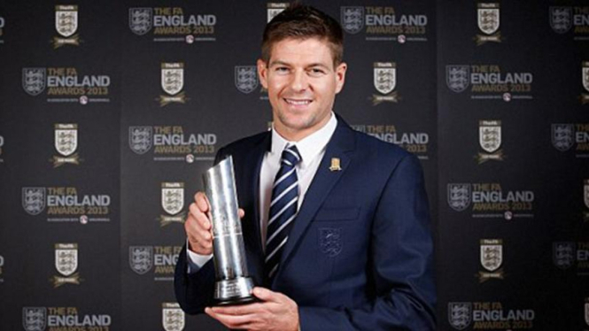 Steven Gerrard saat raih penghargaan Pemain Terbaik Inggris 2012