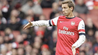 Bek Arsenal Tak Peduli Kedatangan "Pesaingnya"