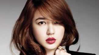 Misteri Pria di Pantulan Kaca Belakang Artis Cantik Korea