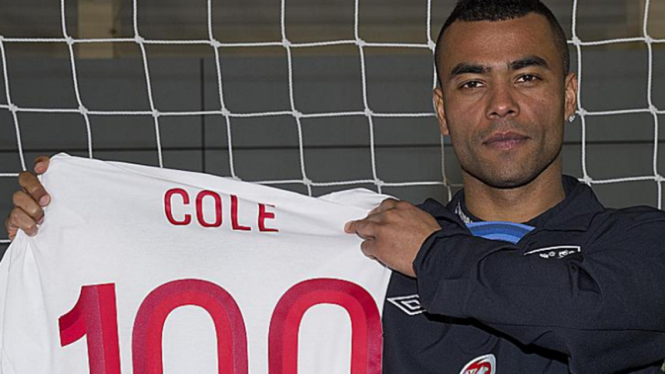 Ashley Cole akan memainkan laga ke-100 bersama Inggris 