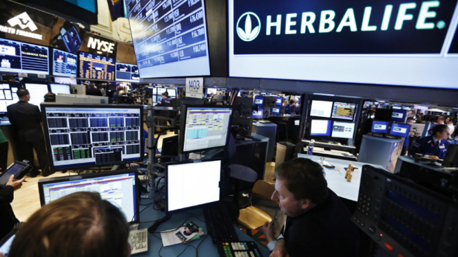 Kesibukan pialang saham Herbalife di bursa efek New York