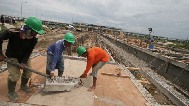 Sejumlah pekerja saat menyelesaikan proyek infrastruktur. 
