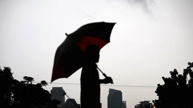 Warga di Jakarta dan sekitarnya harus mengantisipasi datangnya hujan. 