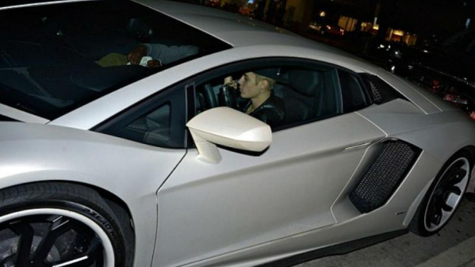 Justin Bieber mengendarai Lamborghini Aventador LP900 Molto Veloce.