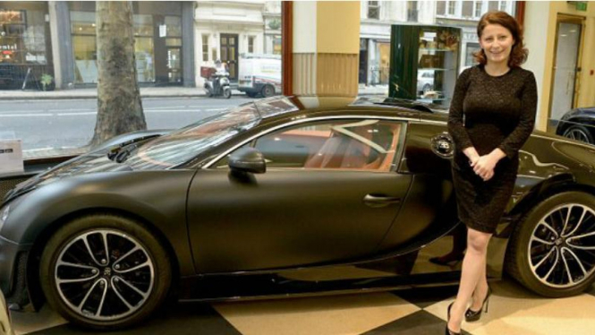 Anita Krizsan berpose di samping Bugatti Veyron