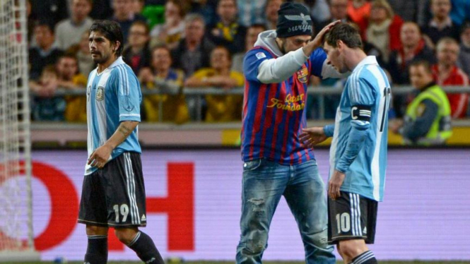 Lionel Messi didatangi fans saat lawan Jerman