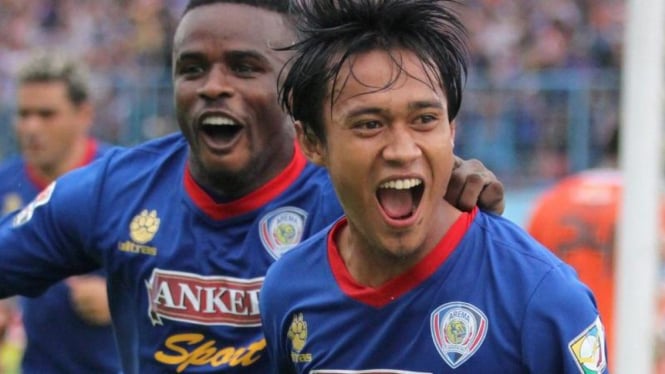 Pemain Arema Indonesia merayakan golnya