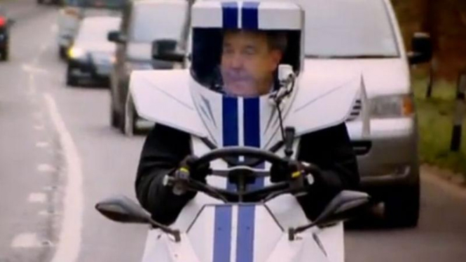 Jeremy Clarkson mengemudikan P45