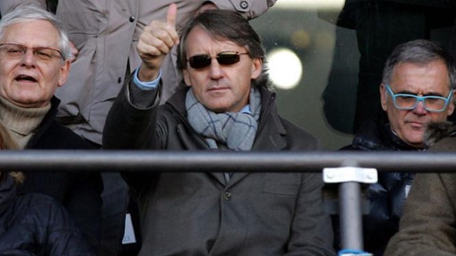 Roberto Mancini (tengah) nonton Sampdoria vs Roma