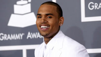 Curhat Chris Brown Soal Selingkuh di Lagu 'Him or Me'