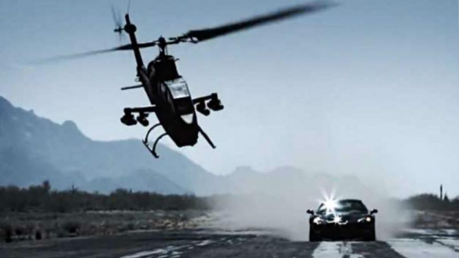 Helikopter jenis AH-1 Cobra adu cepat dengan Corvette ZR1