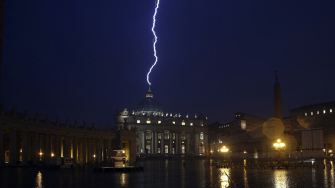 Petir di St.Peter's Basilica Vatikan