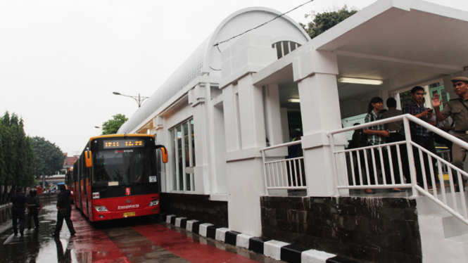 Peresmian Busway Koridor XII di Halte Museum Fatahillah