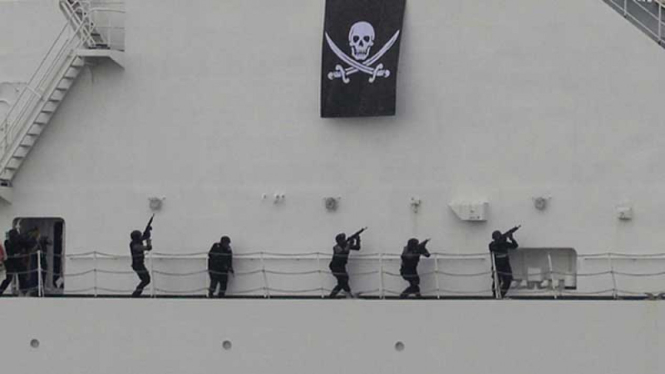 Pasukan khusus saat berlatih membebaskan kapal dari bajak laut. 