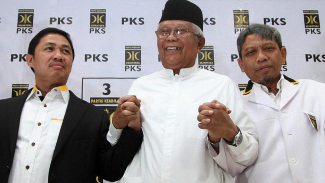 Ketua Majelis Syuro PKS, Hilmi Aminuddin (tengah)