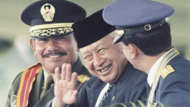 Mantan Presiden RI, Soeharto (tengah).