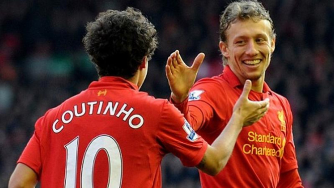 Gelandang Liverpool, Lucas Leiva, (kanan) bersama Coutinho.