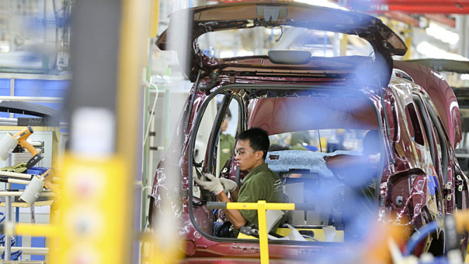 Proses produksi Chevrolet Spin di Indonesia.