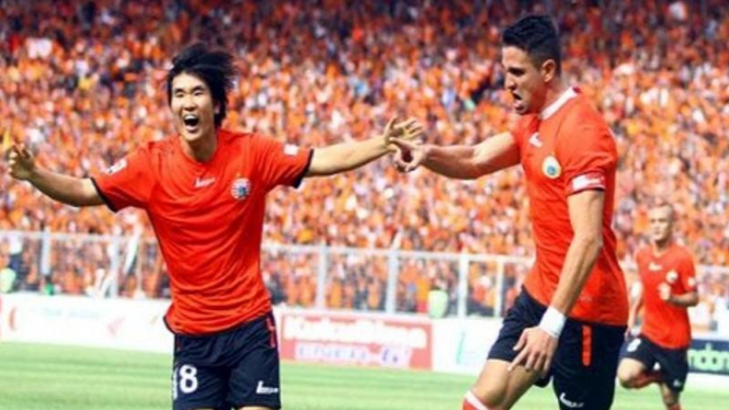 Pemain Persija Jakarta merayakan gol