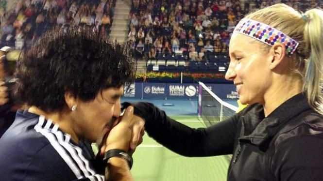 Diego Maradona mencium punggung tangan petenis Amerika, Bethanie Mattek-Sands