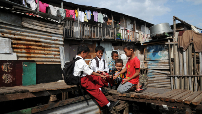 Anak-anak penghuni lingkungan kumuh di kota. 