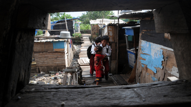 Anak-anak tinggal di pemukiman kumuh. Pengentasan kemiskinan masih menjadi tugas mendesak yang harus ditangani pemerintah. 
