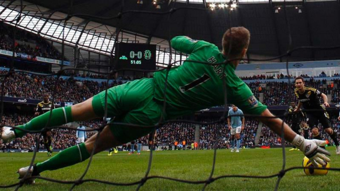 Joe Hart saat menghalau tendangan penalti Frank Lampard