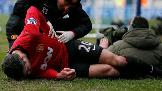 Robin van Persie mengalami cedera saat lawan QPR