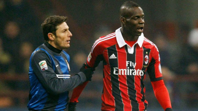 Javier Zanetti (kiri) dan Mario Balotelli saat Derby Milan